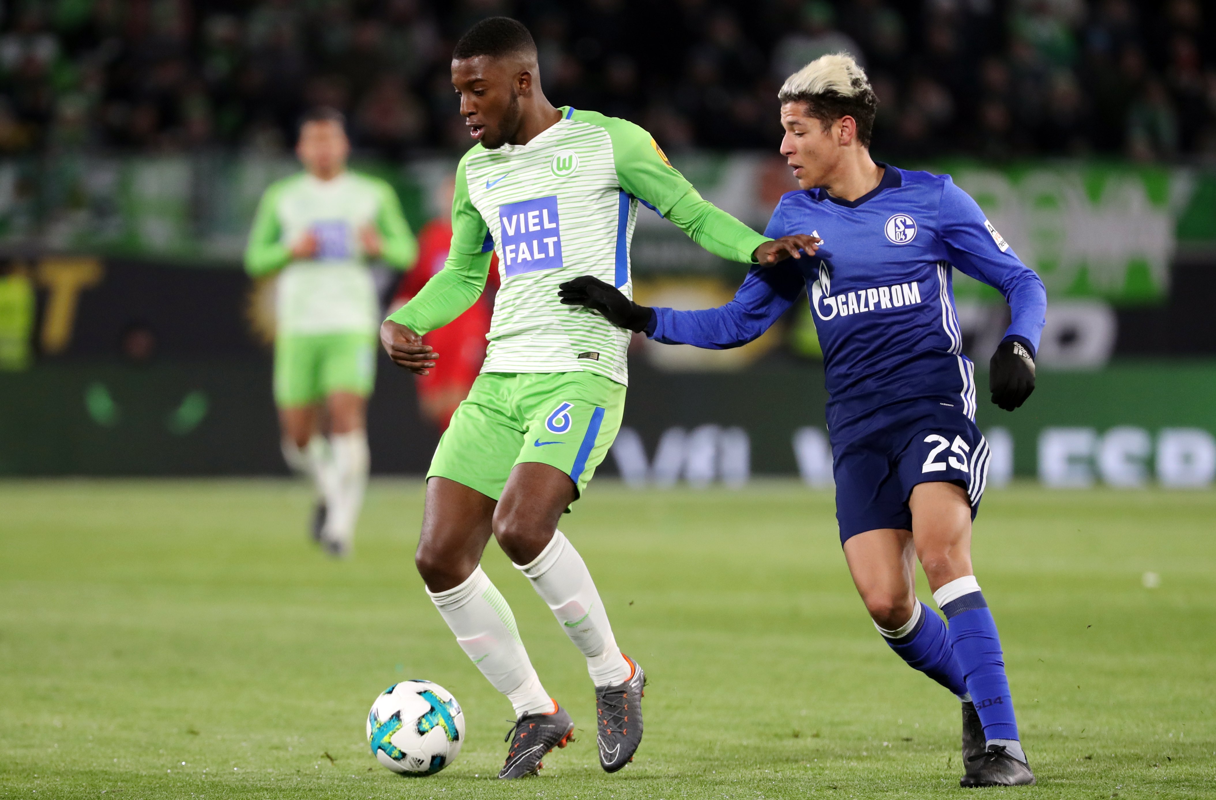 沙尔克主场大胜,重返德甲前四,表现亮眼 沙尔克主场大胜,重返德甲前四,表现亮眼