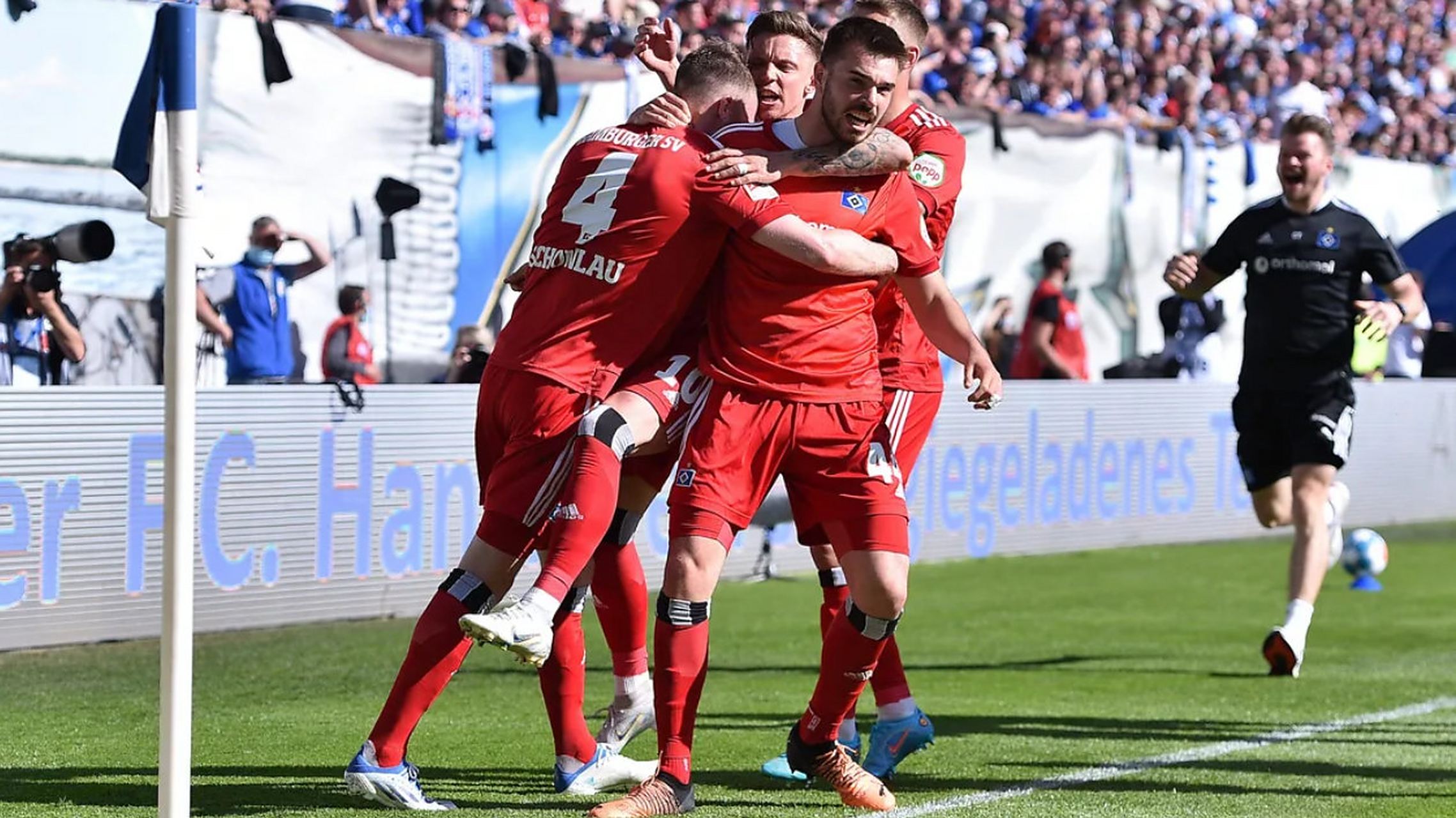 沙尔克主场大胜,重返德甲前四,表现亮眼 沙尔克主场大胜,重返德甲前四,表现亮眼