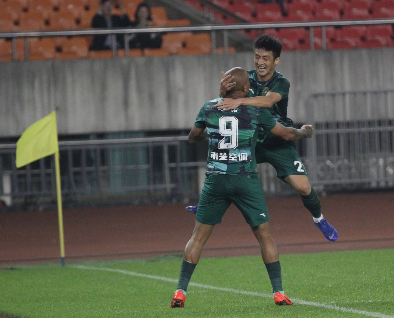 JDG力克TSM，Caps关键团战开团秒人强强对话小组赛，技惊四座