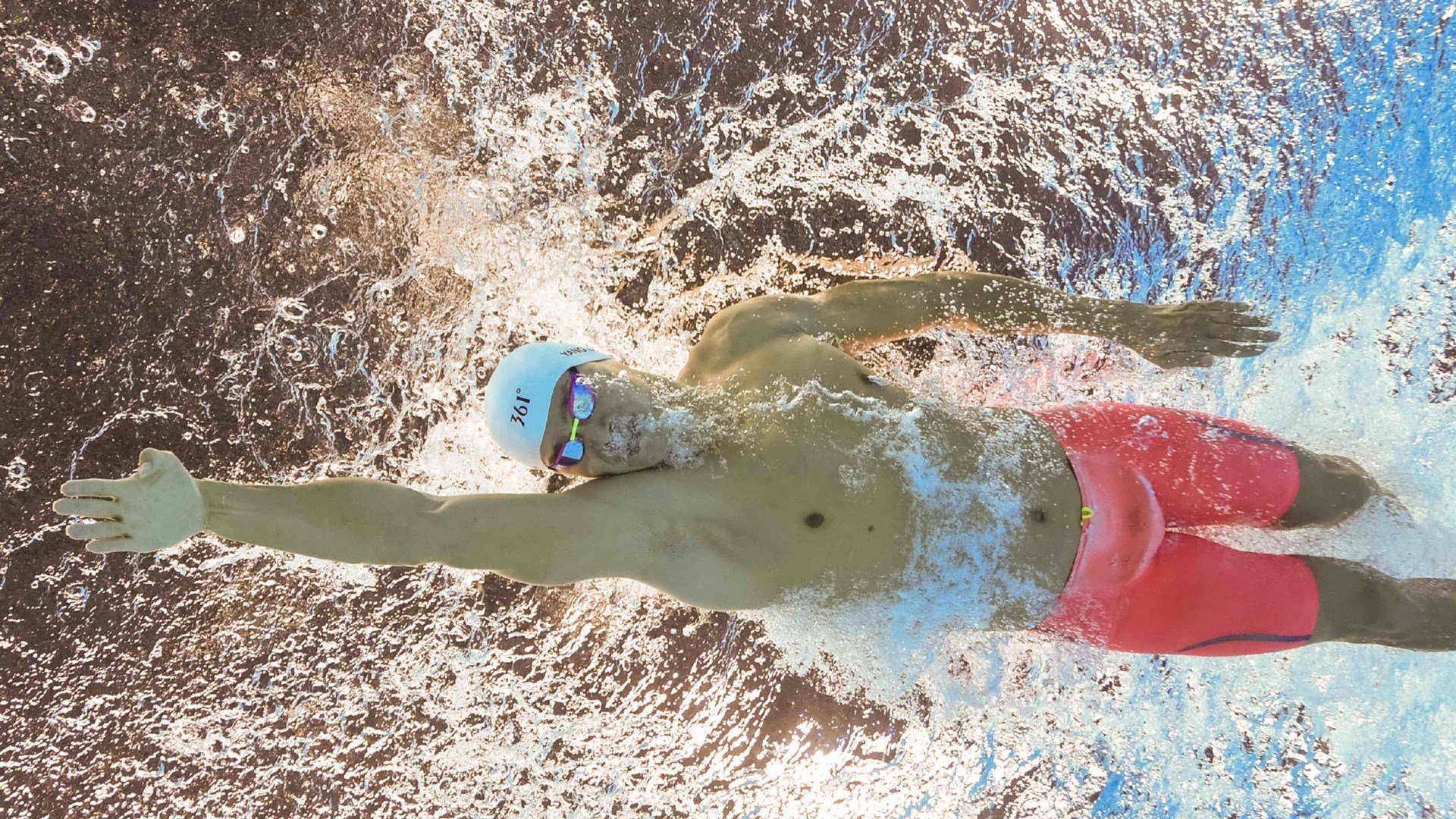 当F1引擎在巴林咆哮时，卡塞米罗在绿茵场重绘单后腰美学