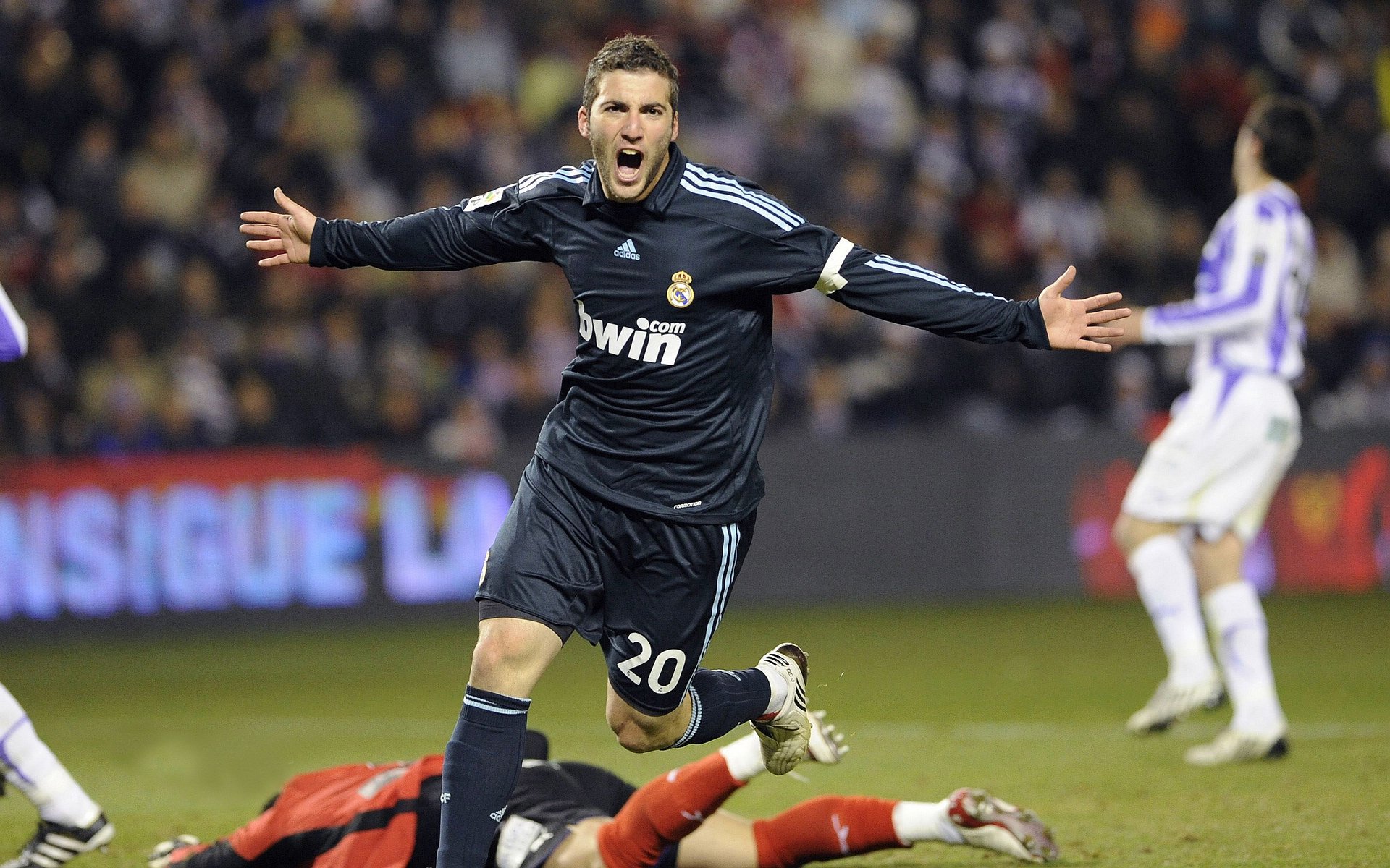 历史性爆冷！墨西哥草根军团如何让米兰豪门梦碎，范戴克一战封神